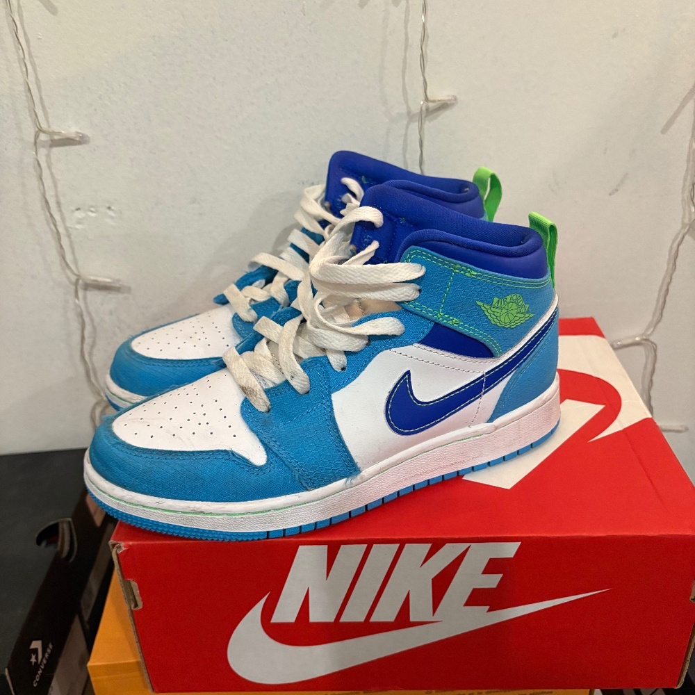 NIke Air Jordan high top-  Sprite - 4.5 youth